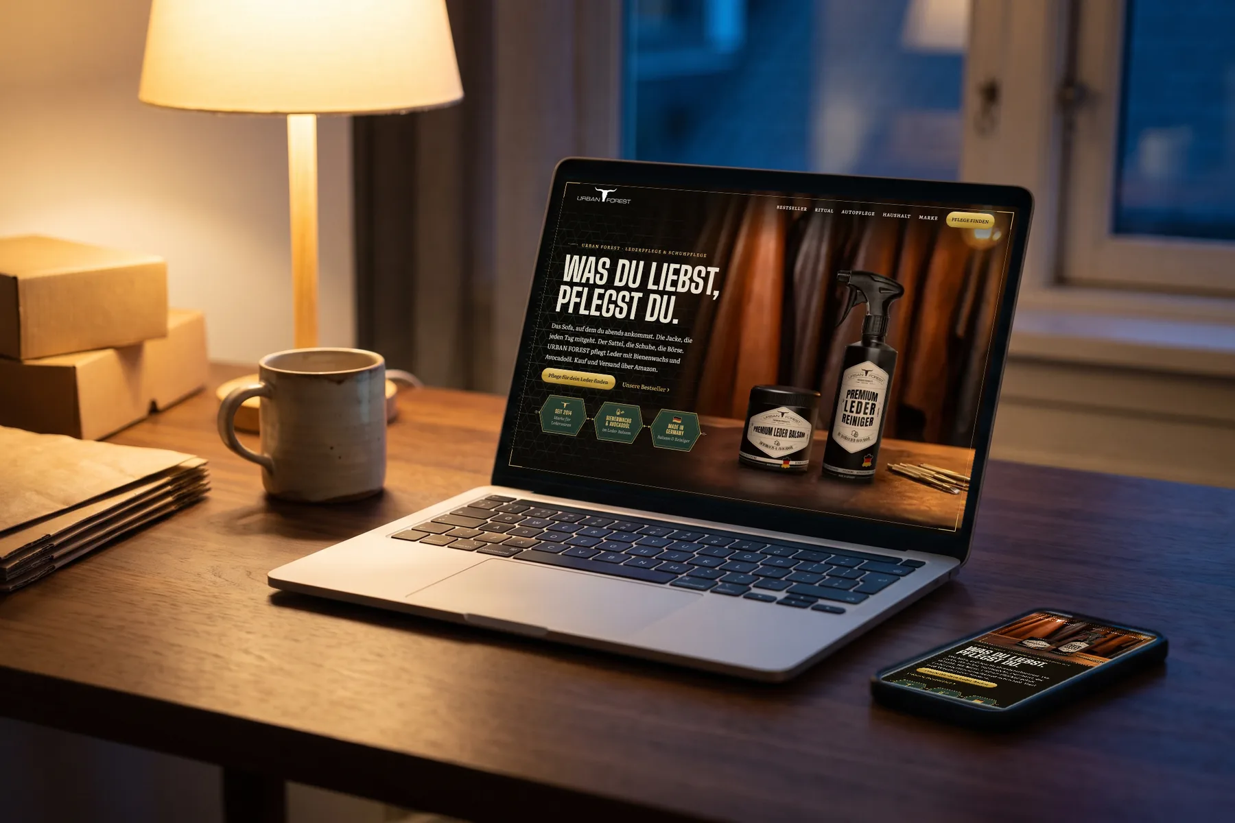 Die Markenseite von Urban Forest am Laptop und auf dem Smartphone, auf einem Schreibtisch am Abend
